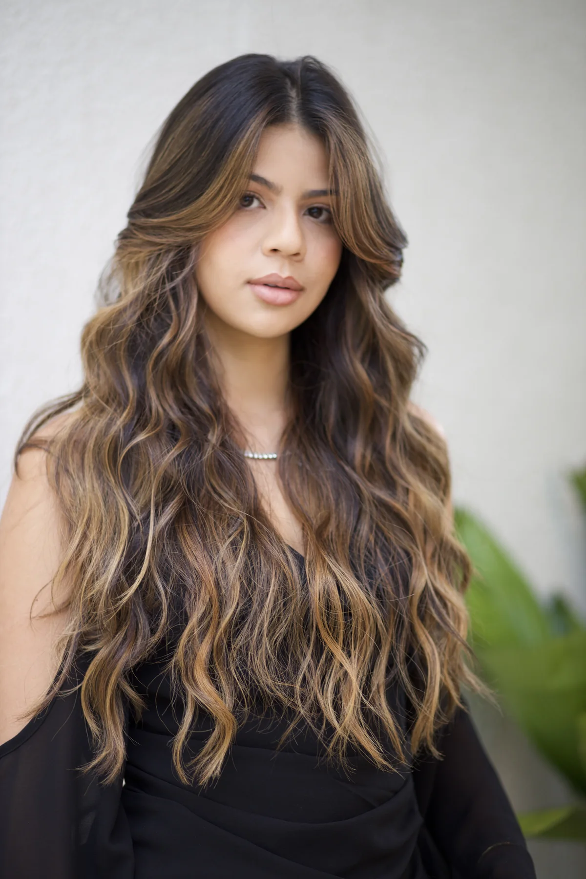 Cabelo castanho iluminado com ondas