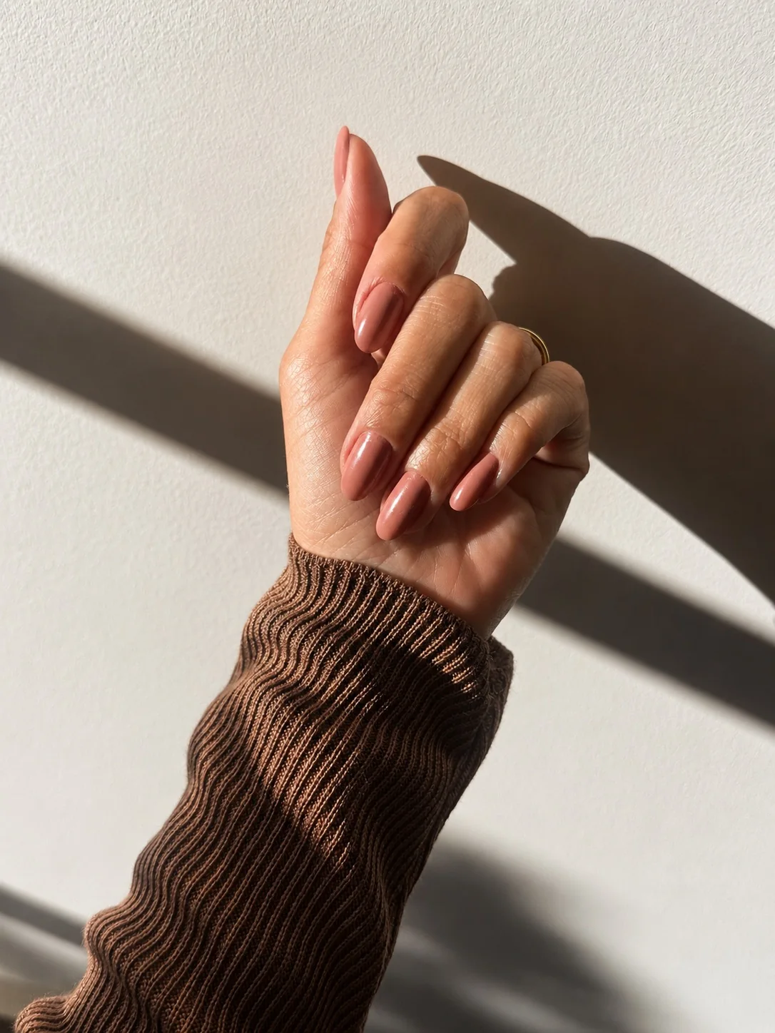 Unhas em esmaltação nude